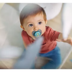 bebé usando chupete ultra soft de Philips AVENT
