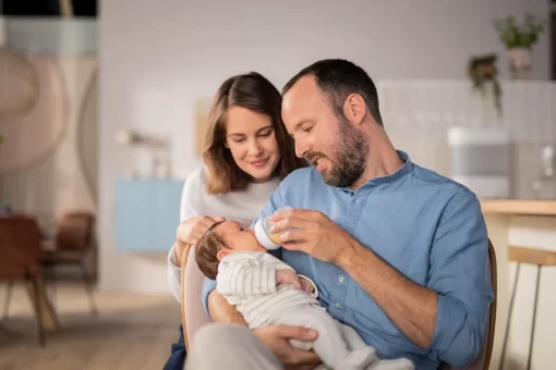 padre alimenta a bebé con biberón Philips Avent
