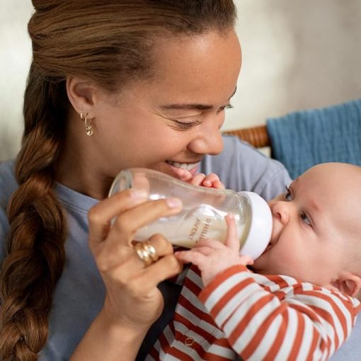 madre alimentando a bebe con biberon philips avent Natural Response de 9 onzas