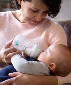 MUJER ALIMENTANDO A BEBE CON BIBERON NATURAL RESPONSE DECORADO