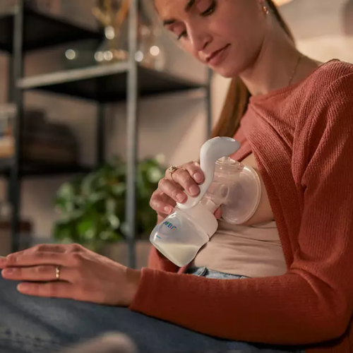 madre usando extractor manual Philips AVENT
